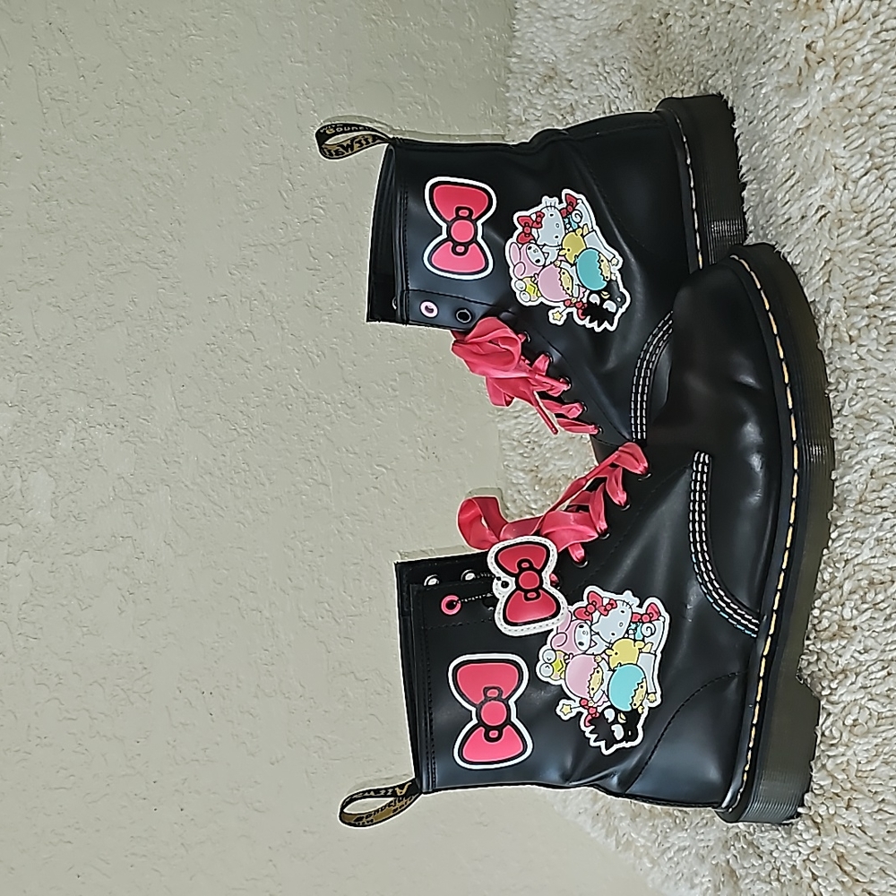 Dr. Martens X Hello Kitty & Friends Boots - Picture 4 of 16